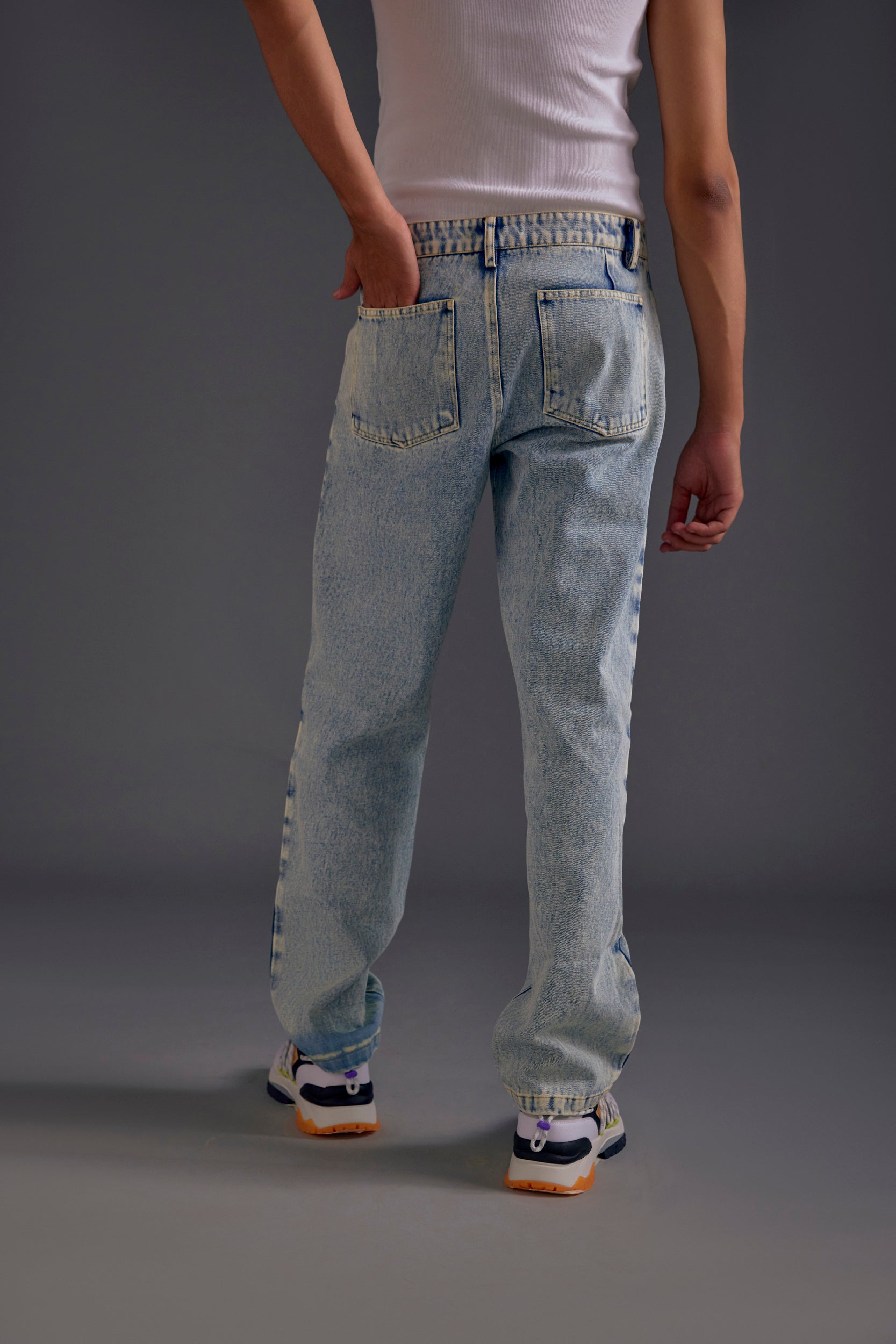 White Blazer DB Blazer + Knee Ripped Jeans | Ripped knee jeans, Ripped jeans  look, How to style ripped jeans