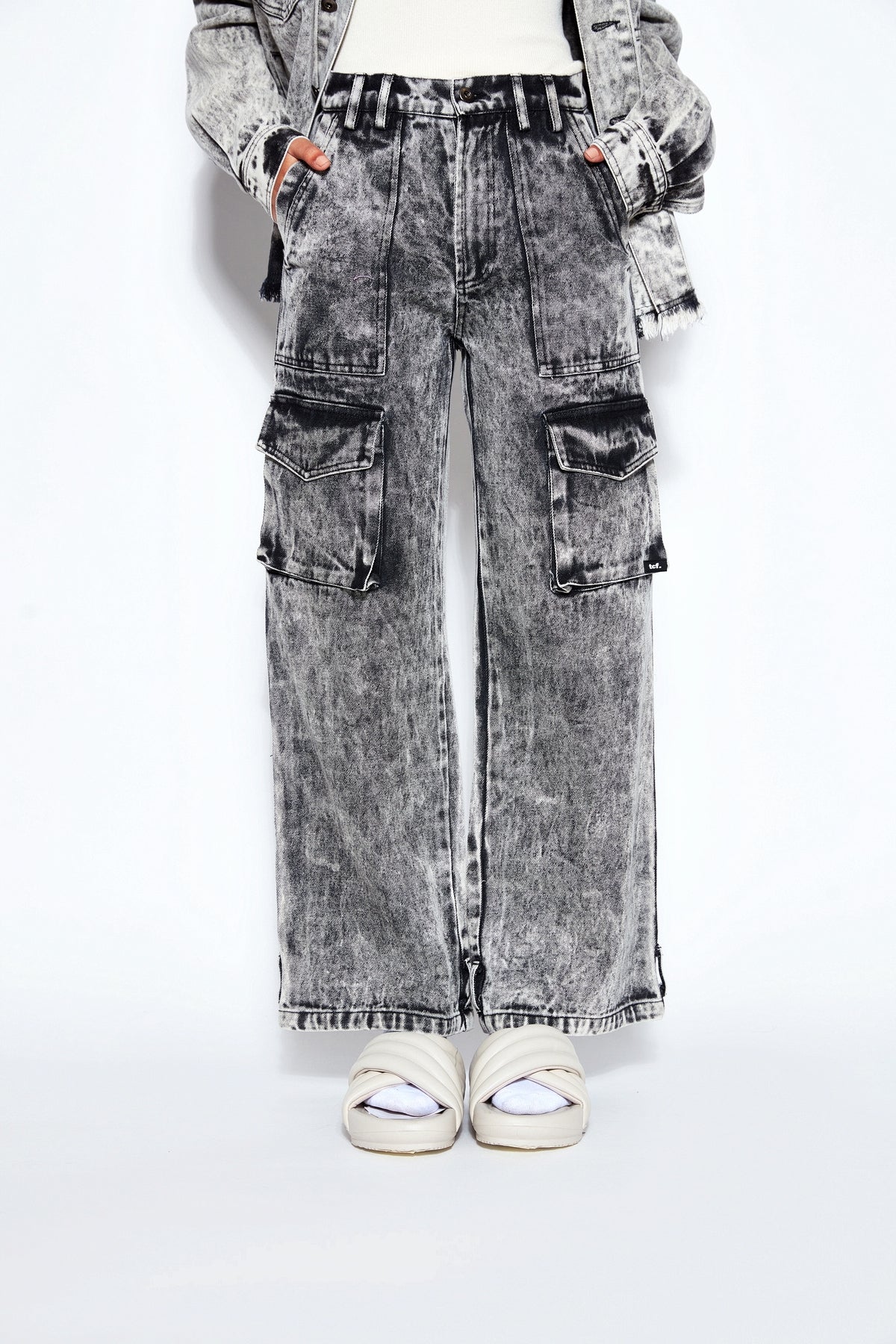 2023 New Fashion 55% Polyester 45% Nylon Drawstring Hem Casual Loose Pants  Mens China Wholesale Trousers - China Pants Loose and Casual Wear price |  Made-in-China.com
